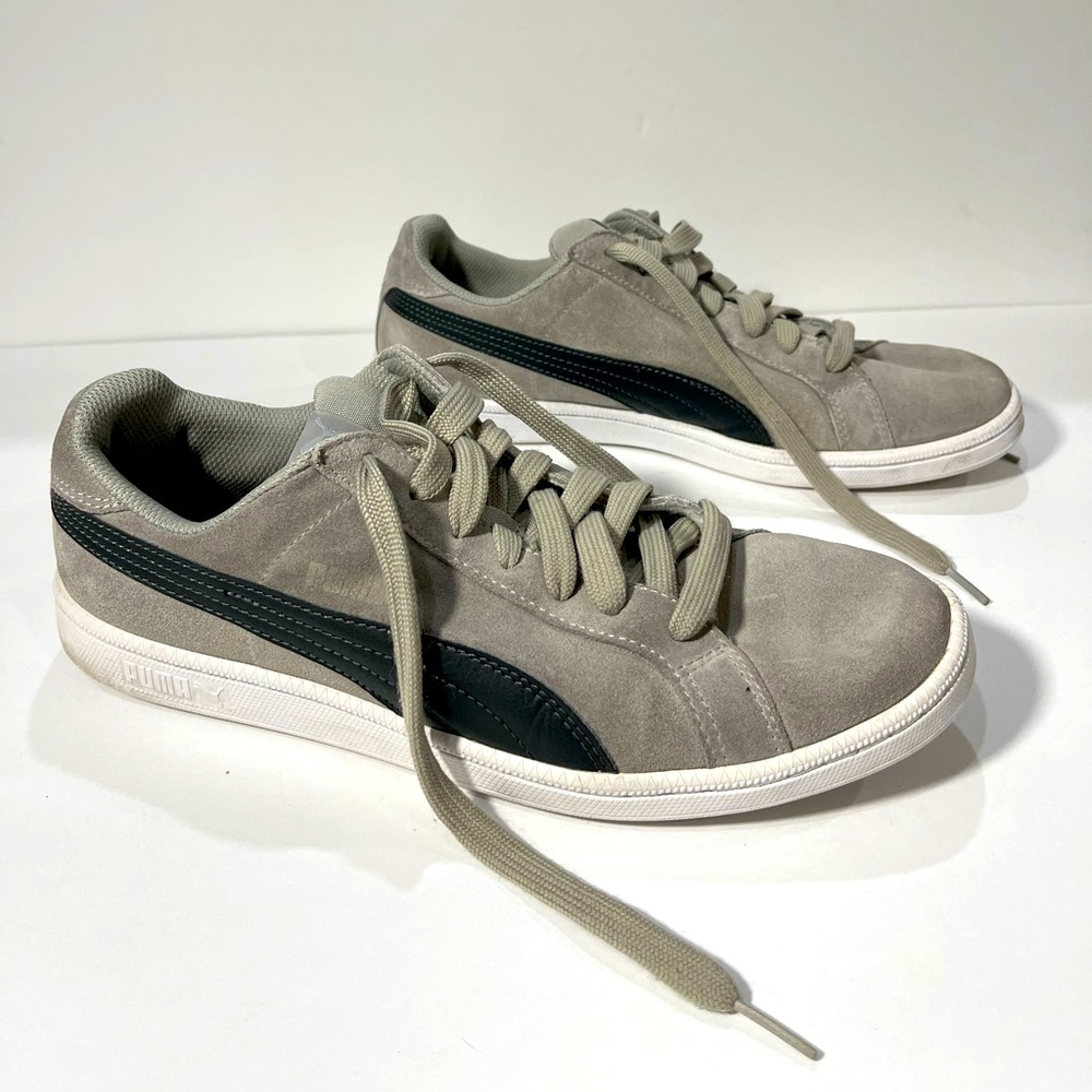 Men’s gray suede Puma sneakers. Size 9. Not new but in good condition.